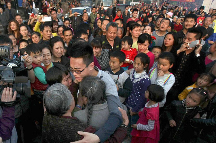 杭州4岁男孩被拐 26年后母子终团聚感动全村 